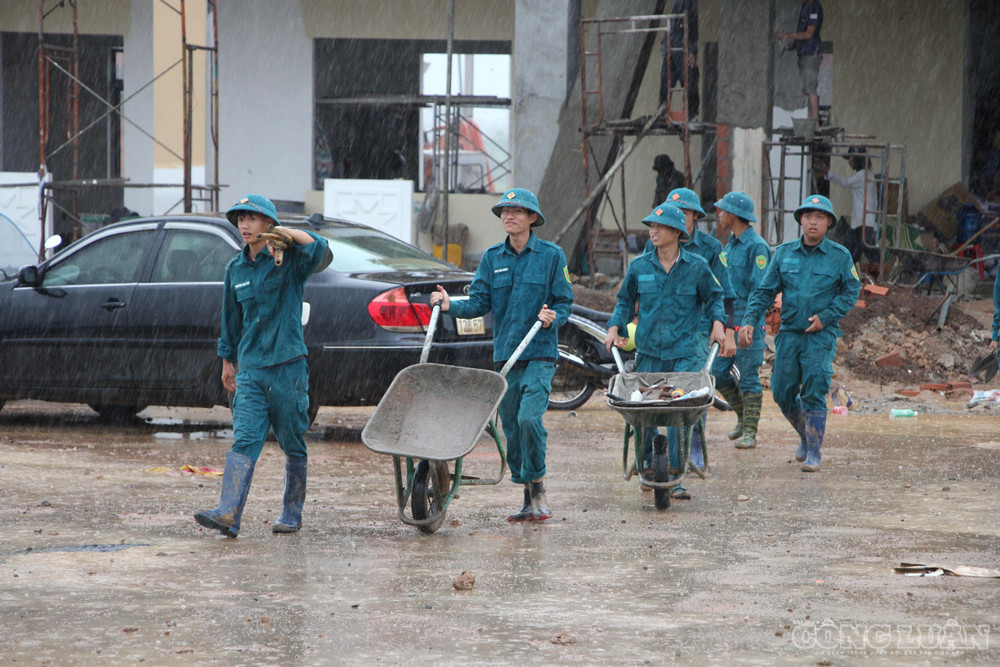 Hàng trăm công nhân, cán bộ, chiến sĩ vẫn miệt mài ngày đêm giữa nắng mưa (ảnh Trần Hiền) clo_br_1787277510863-7020462797444541469-7020462797444541469-4f2c1d862caf6c0fd09263475f5f53f0.jpg