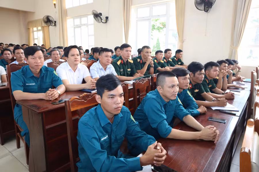Học viên tham gia lớp đào tạo. Ảnh: Quang Cường/Bộ CHQS Đà Nẵng 6a6151bfd90c5852011d.jpg