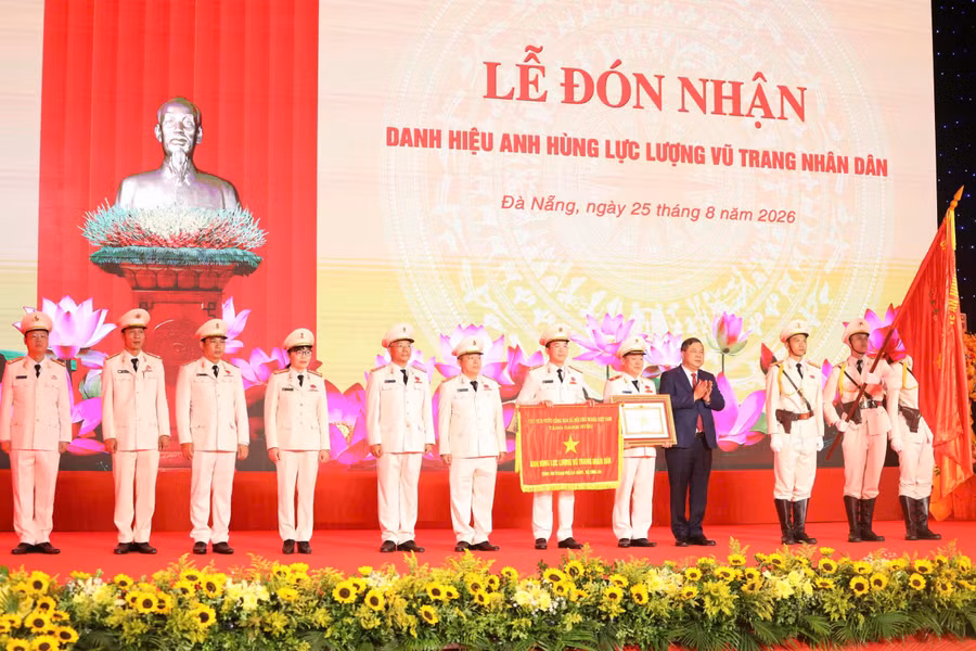 Công an Đà Nẵng đón nhận danh hiệu Anh hùng lực lượng vũ trang nhân dân. Ảnh: Công an Đà Nẵng 2aoboqtvji3jrjps4bu59mtbdden895gxowi4cvk.jpg