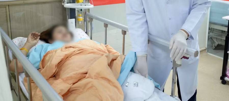 Bệnh nhân chuẩn bị lắp chân giả sau thời gian điều trị.