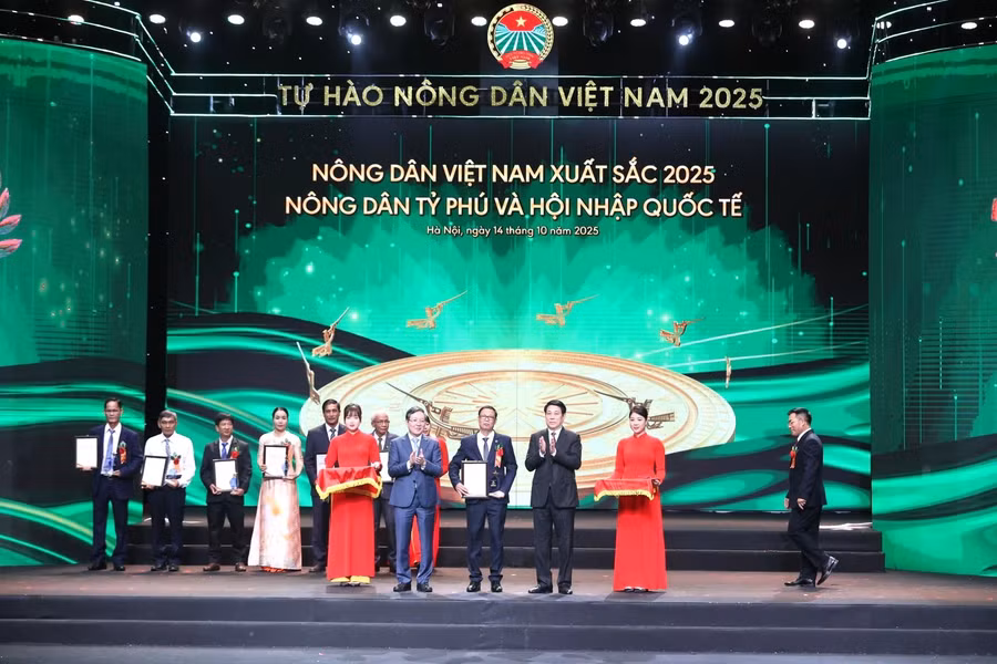 Ông Nguyễn Văn Toàn vinh dự được Trung ương Hội Nông Dân Việt Nam trao tặng danh hiệu Nông dân Việt Nam xuất sắc - Nông dân tỷ phú và hội nhập Quốc tế 2025. image-20260606094052-3.jpg