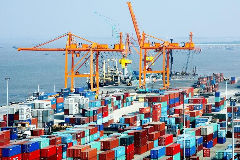 Kinh tế thế giới đối mặt nhiều sức ép. Ảnh minh họa:Hanoimoi xuat-khau-hang-hoa.jpg