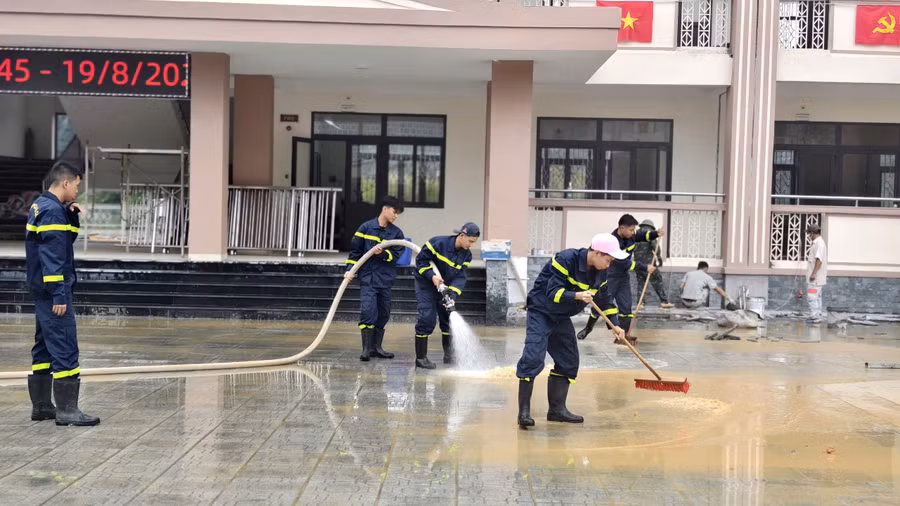 Gần 100 đoàn viên, thanh niên Công an TP Huế tiến hành dọn dẹp 2 trường Phổ thông nội trú liên cấp Tiểu học và THCS tại A Lưới vừa hoàn tất.