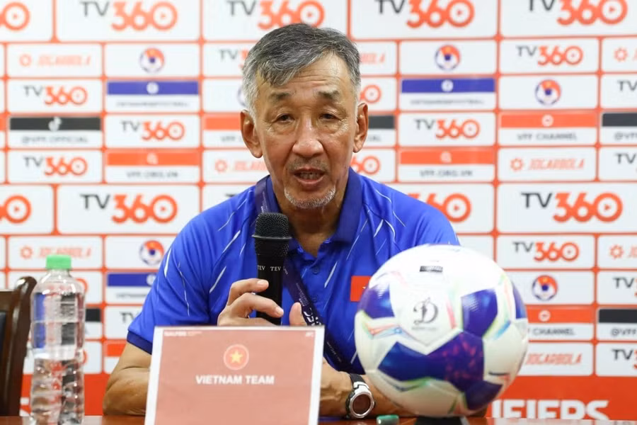 HLV Yutaka Ikeuchi trong cuộc họp báo tại sân Việt Trì. Nhà cầm quân Nhật Bản thừa nhận U20 Việt Nam phải trả giá vì bỏ lỡ quá nhiều cơ hội trước U20 Palestine. Ảnh: VFF. u20-vn.jpg