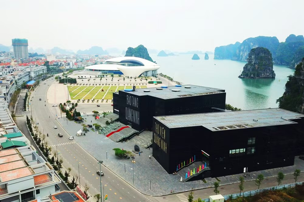 Công trình Thư viện - Bảo tàng tỉnh Quảng Ninh nằm ngay bên bờ Vịnh Hạ Long. Ảnh: Đỗ Phương img-5877.jpg
