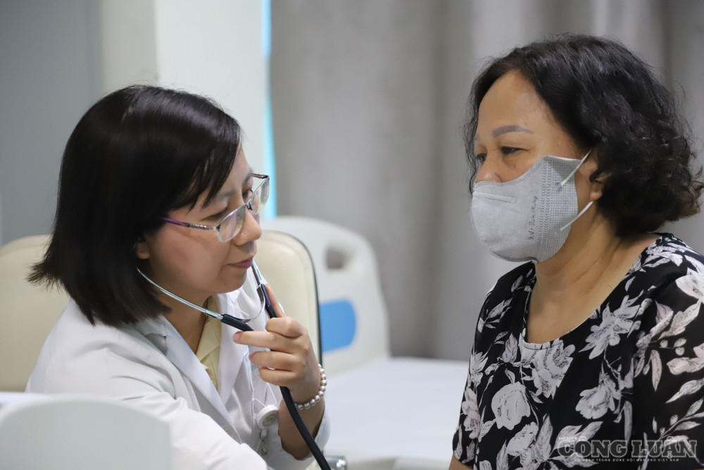 Bác sĩ Bệnh viện Thanh Nhàn thăm khám cho bệnh nhân. clo_br_img-6648.jpg