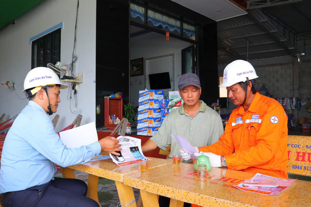 Nhân viên Điện lực Chợ Gạo tuyên truyền, hướng dẫn khách hàng các biện pháp sử dụng điện an toàn, góp phần phòng ngừa sự cố và tai nạn điện trong mùa mưa bão. 1787137621115-1801080688467515649-1801080688467515649-5d7fcc5606901fde0561a594ec18f585.jpg