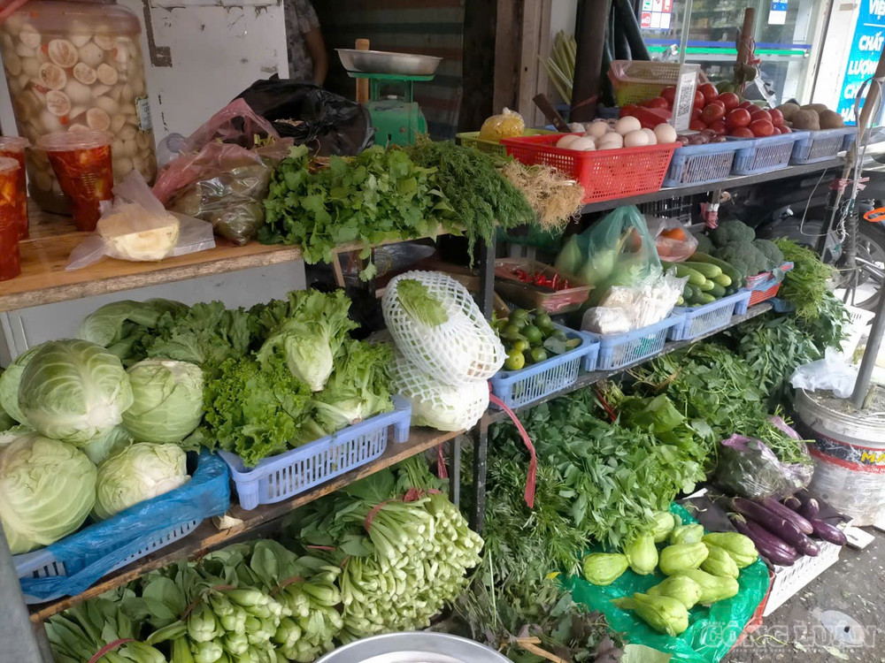 Bà Nguyễn Thị Thảo, tiểu thương bán lẻ tại chợ, cho biết các mặt hàng rau tăng giá cao gồm rau mùi, hành lá, thì là và húng quế. Trong đó, hành lá và thì là là hai mặt hàng có giá tăng cao nhất. clo_br_z8246455264398-b99ca781686c2df274c8577c1a65d7df.jpg