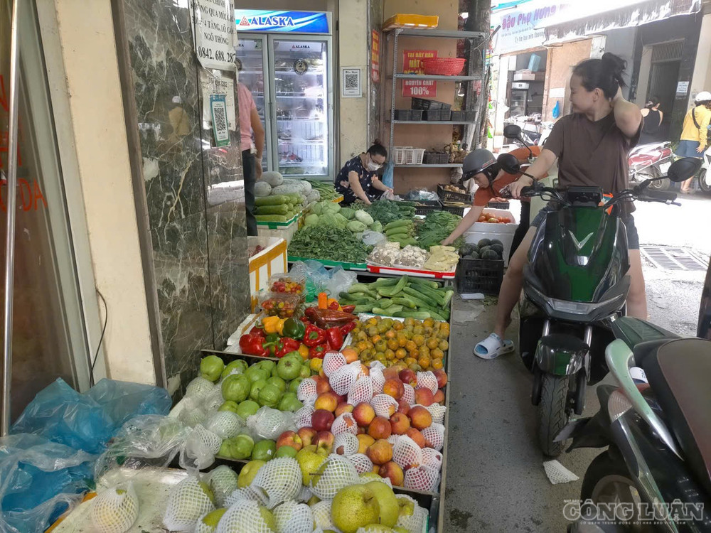 Tại chợ Đình Thôn, phường Từ Liêm, TP Hà Nội, những ngày gần đây, lượng người mua hàng khá đông đúc, không khí mua bán nhộn nhịp. Giá các loại rau tại chợ cũng tăng cao gấp nhiều lần so với trước. clo_br_z8246455300867-3386d6d387a02bb75c5e7788b5c501f8.jpg