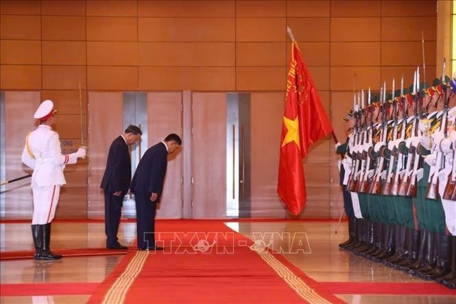 Tổng Bí thư, Chủ tịch nước Tô Lâm và Nhà vua Thái Lan Maha Vajiralongkorn Phra Vajiraklaochaoyuhua duyệt Đội danh dự Quân đội nhân dân Việt Nam. Ảnh: Văn Điệp/TTXVN.