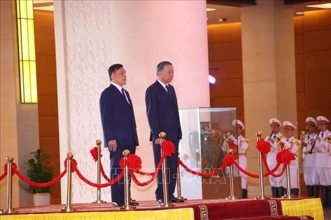 Tổng Bí thư, Chủ tịch nước Tô Lâm và Nhà vua Thái Lan Maha Vajiralongkorn Phra Vajiraklaochaoyuhua trên bục danh dự, thực hiện nghi lễ chào cờ. Ảnh: Văn Điệp/TTXVN