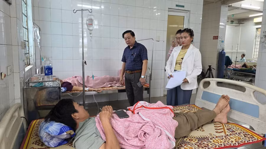 Bệnh nhân có dấu hiệu ngộ độc được đưa vào bệnh viện điều trị.