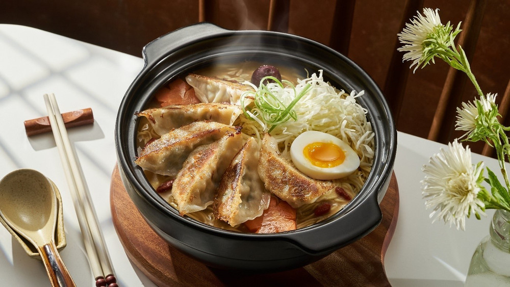 Gyoza truyền thống có lớp vỏ mỏng bao bọc phần nhân thịt và rau củ. f1.jpg