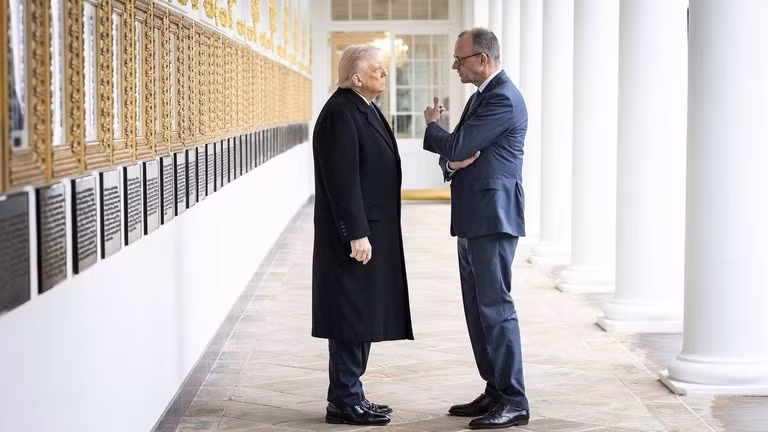 Thủ tướng Đức Friedrich Merz (phải) và Tổng thống Mỹ Donald Trump.