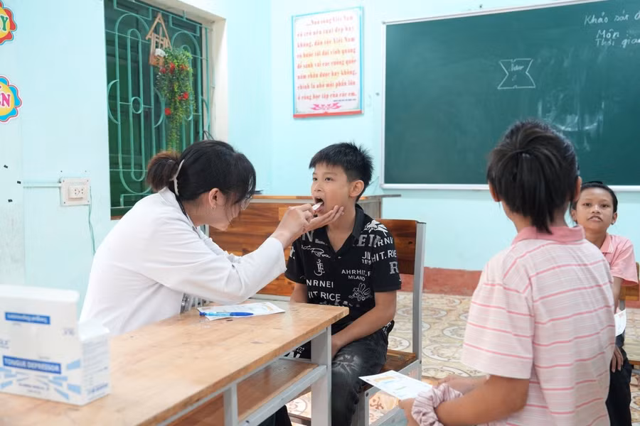 Bác sĩ Bệnh viện Châm cứu Trung ương khám cho các em học sinh. image005.jpg