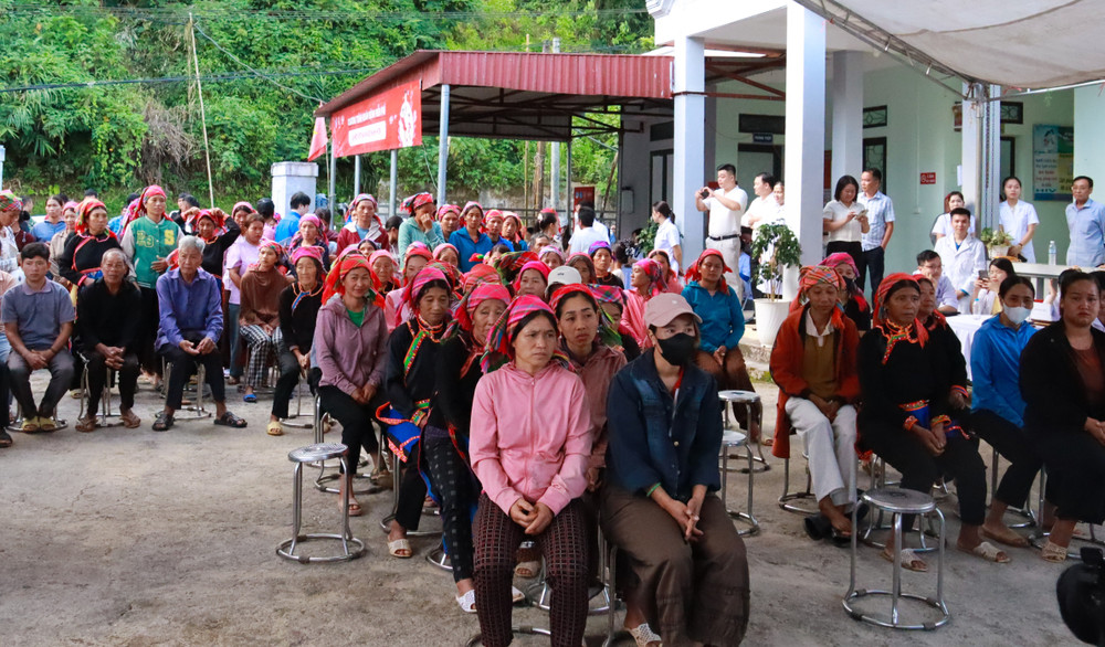 Bên cạnh khám bệnh, chương trình còn tổ chức lớp học về y học cộng đồng, phòng ngừa tảo hôn và hôn nhân cận huyết thống cho học sinh Trường Tiểu học và THCS Sơn Bình. Ảnh: VYPA 12-1959.jpg