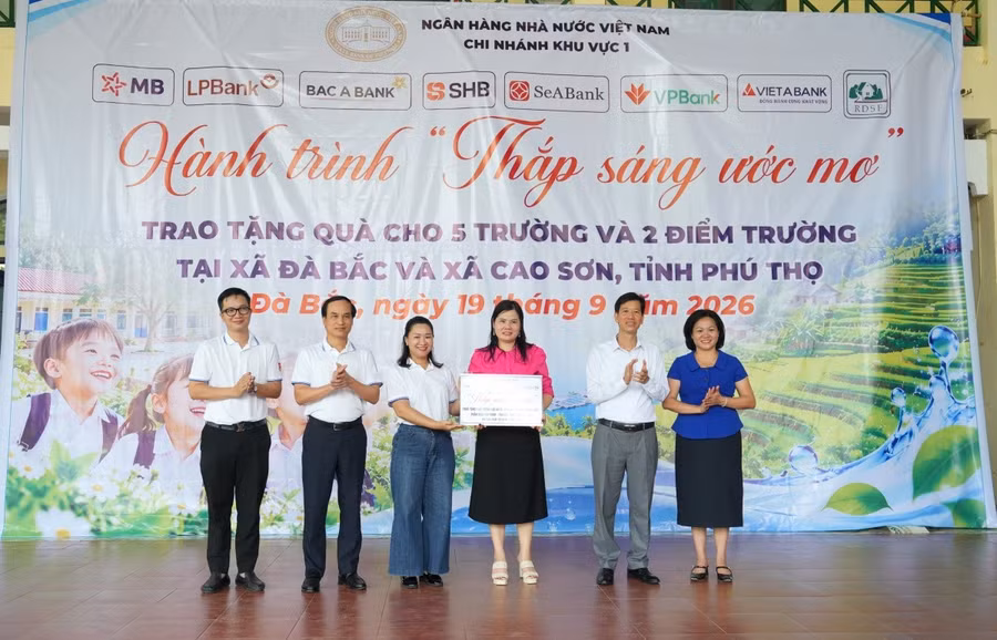 Trao tặng hệ thống lọc nước tới Điểm trường Trầm Mít - Phân hiệu Tân Minh - Trường mầm non Cao Sơn. image003.jpg