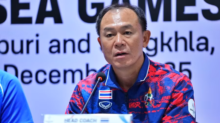 HLV Thawatchai Damrong-Ongtrakul giúp Thái Lan sớm có vé vào tứ kết ASIAD 2026.