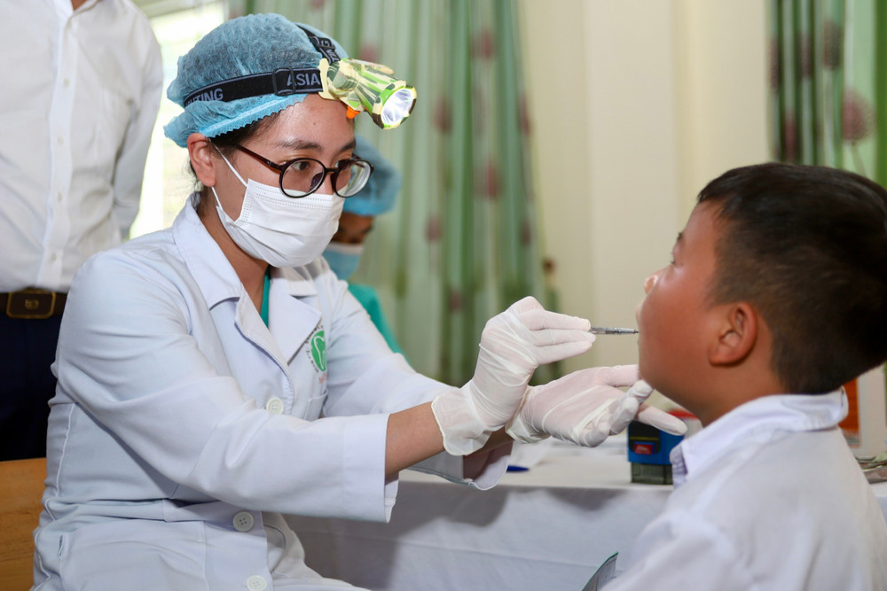 Đối với học sinh, chương trình tập trung vào chăm sóc sức khỏe răng miệng và giáo dục sức khỏe, giúp các em hình thành thói quen vệ sinh đúng cách và chủ động bảo vệ sức khỏe từ sớm. Ảnh: VYPA 1789883689148-3521321768546657517-3521321768546657517-58a43a6fb2fd7b77d2009c4e8060d580.jpg