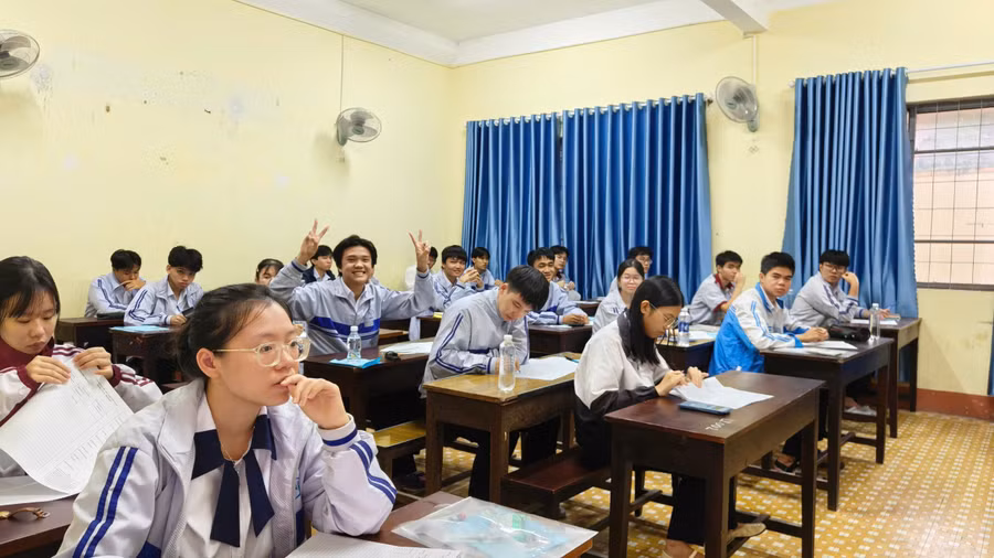 Các thí sinh tự tin trước giờ làm bài. 2aobor0jwccu1y73zdpnqqmpsl1qrfyuyijzer2e.jpg
