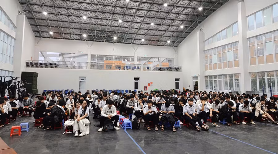 Các thí sinh tại Hội đồng coi thi Trường THPT chuyên Lương Văn Chánh. img-20260922-085032.jpg