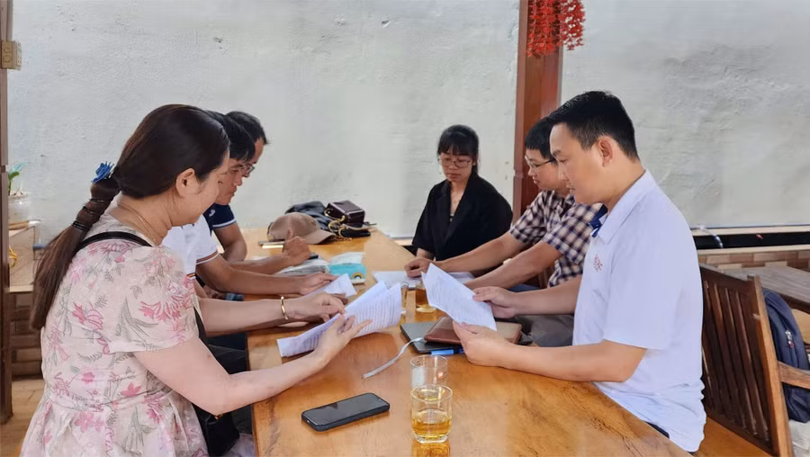 Giáo viên hợp đồng tại huyện Krông Năng cũ trao đổi với phóng viên Báo GD&TĐ. (Ảnh: TH)