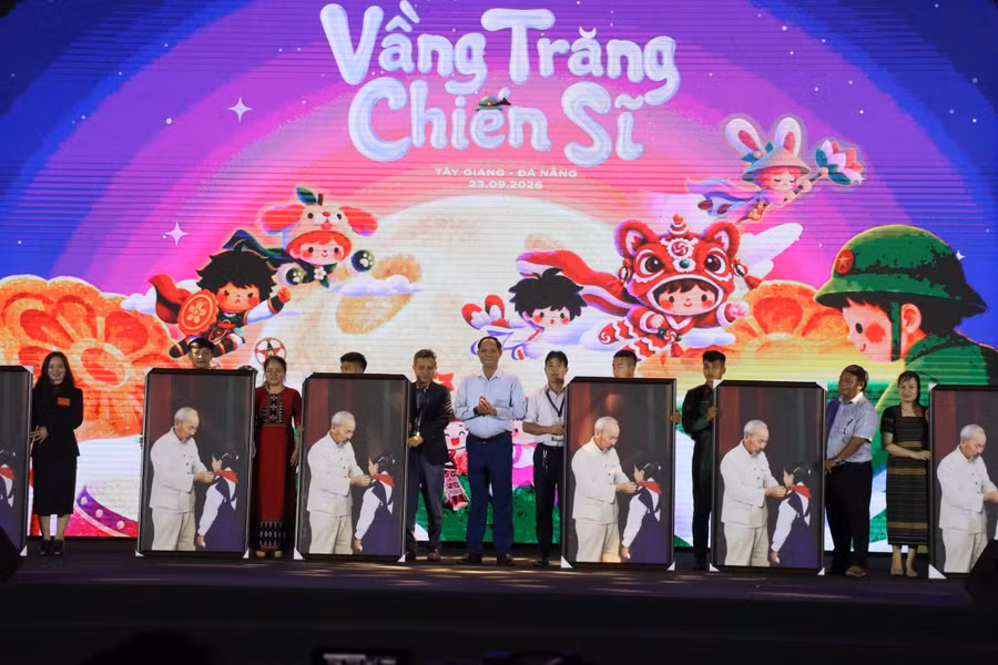 Các đại biểu trao quà tặng 6 Trường phổ thông dân tộc nội trú Tiểu học & THCS trên địa bàn Đà Nẵng. 2aobor0gljprx4mfntlkoeiyxecg5sbese4rbpy4.jpg