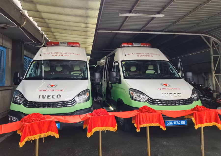 Hai xe hiến máu lưu động được bàn giao cho Trung tâm Hiến máu nhân đạo, thuộc Hội chữ thập đỏ TPHCM.