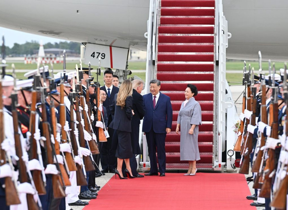 Tổng thống Mỹ Donald Trump và phu nhân Melania Trump chào đón Chủ tịch Trung Quốc Tập Cận Bình và phu nhân Bành Lệ Viện khi họ đến Căn cứ Liên hợp Andrews, Mỹ vào ngày 23/9/2026. Ảnh: Tân Hoa Xã 20260924b8389d7aca7b47a787e7ef604015c78f-fa7f16b97c8a4203b29e461641cf05fd.jpg