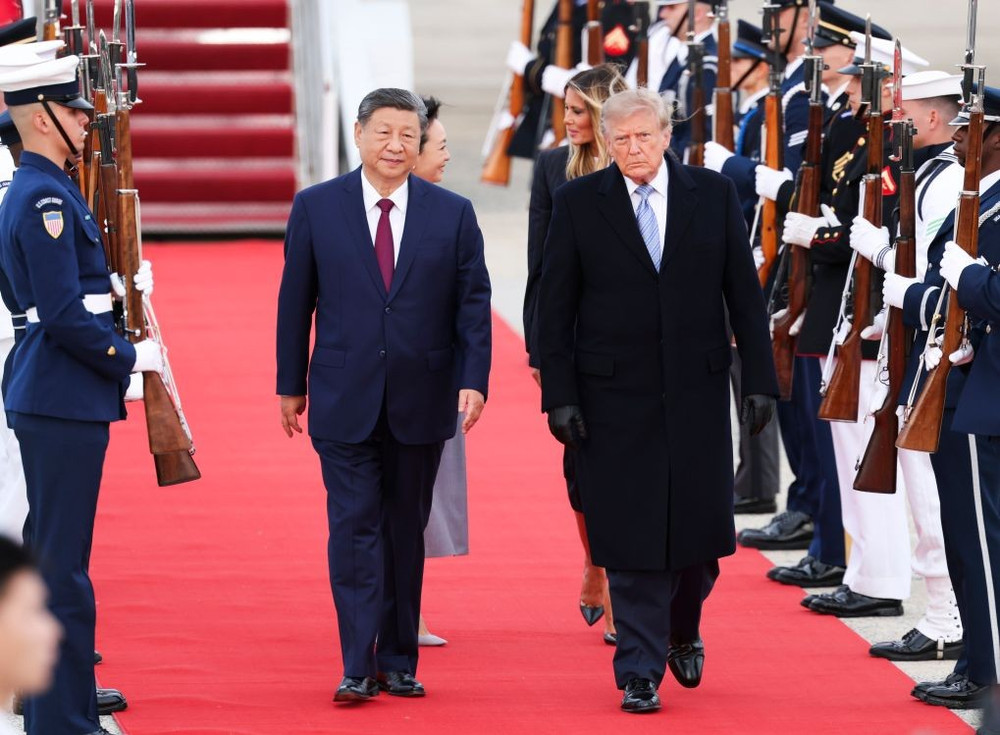 Ông Donald Trump chào đón ông Tập Cận Bình trên đường băng trong chuyến thăm Mỹ. Ảnh: Tân Hoa Xã 20260924b8389d7aca7b47a787e7ef604015c78f-bf09d1f5331f473693790dddde6654a9.jpg