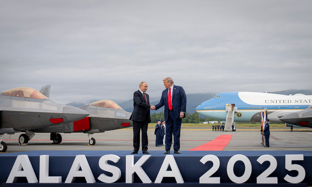 Tổng thống Nga Vladimir Putin và Tổng thống Mỹ Donald Trump tại Hội nghị Alaska 2025. Ảnh: Wikipedia trump-putin-alaska-arrival-9260683.jpg