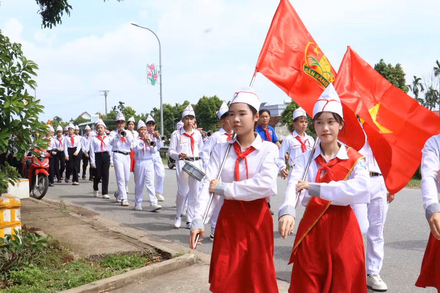 Các em học sinh tham gia thi Nghi thức Đội trong Trại Thu năm 2026 của xã Hải Xuân.