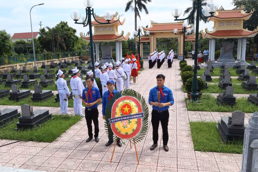 Hoạt động thăm viếng Nghĩa trang liệt sĩ mang ý nghĩa giáo dục đạo lý "uống nước nhớ nguồn". doi-6.jpg