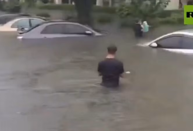 Đường phố ở Thủ đô Bangkok, Thái Lan ngập nước khi mưa lớn trút xuống cả ngày 26/9.