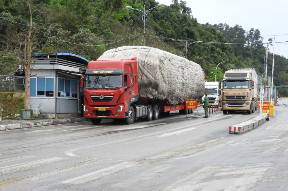Phương tiện xuất nhập khẩu hàng hóa qua Cửa khẩu Quốc tế Hữu Nghị. Ảnh: Báo Lạng Sơn 698136-dscn1895-20055627.jpg