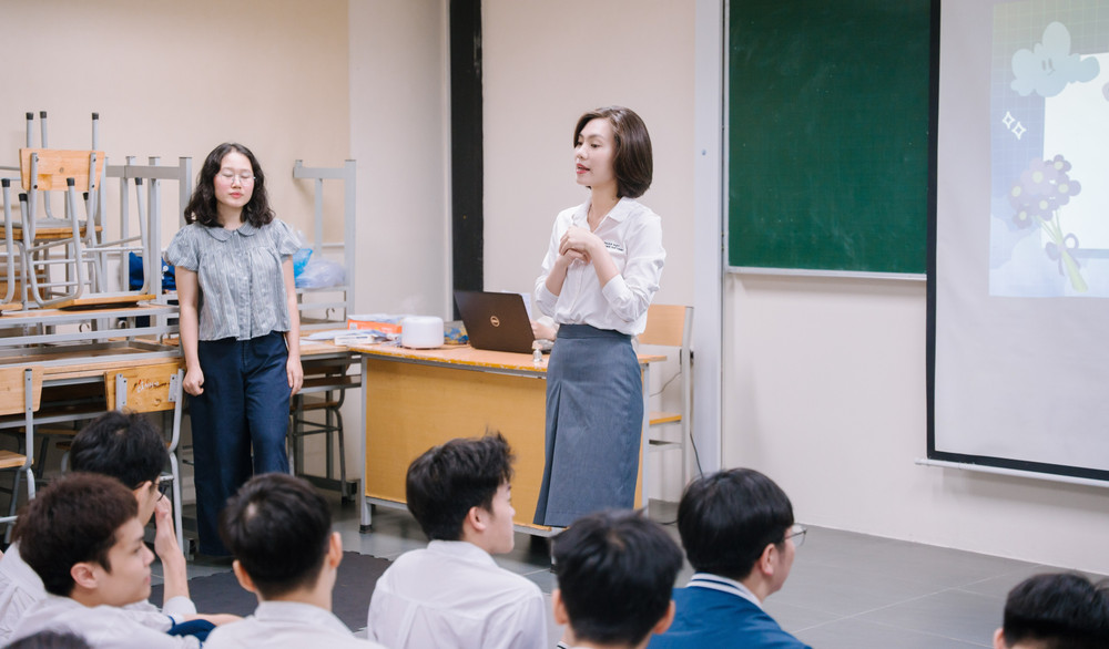Thay vì phản ứng ngay bằng câu “Con hỗn quá!”, tôi cho rằng phản ứng có ích hơn là: “Bố mẹ nghe con nói như vậy thì rất buồn, nhưng bố mẹ muốn hiểu điều gì đang khiến con cảm thấy như thế". dsc06413-3518.jpg