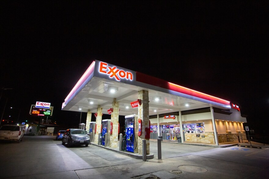Một trạm xăng dầu tại Texas, Mỹ. Ảnh: KUT 90.jpg