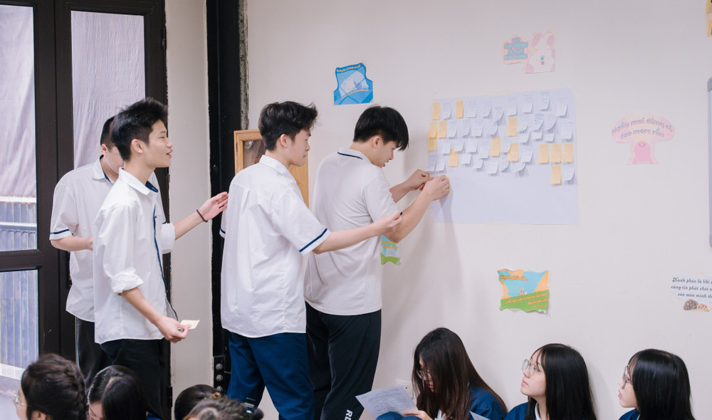 Thạc sĩ Cao Phương Thao thường không xác định ranh giới chỉ bằng một hành vi hay một câu nói, mà nhìn vào ít nhất ba yếu tố: Mức độ xung đột, tần suất xảy ra hoặc thời gian kéo dài, và mức độ ảnh hưởng đến hoạt động chức năng của học sinh. dsc06493-4332.jpg