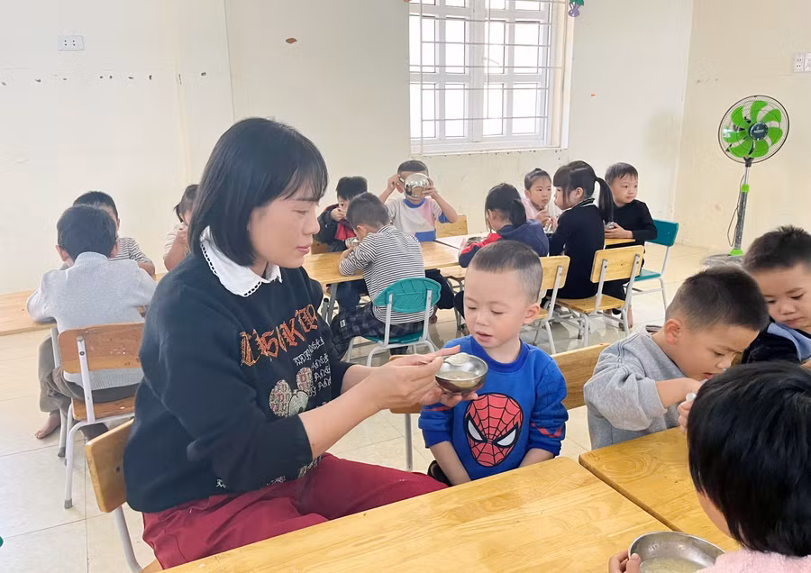 Giáo viên chăm sóc trẻ ở Trường Mầm non Tam Chung. 885609972988630130.jpg