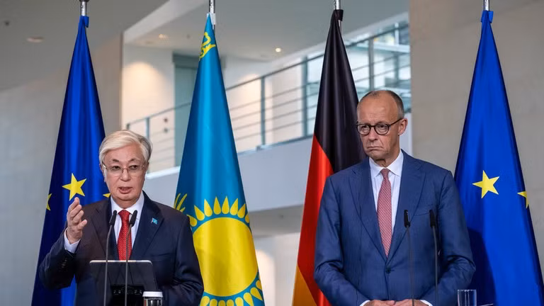 Tổng thống Kazakhstan Kassym-Jomart Tokayev (trái) và Thủ tướng Đức Friedrich Merz tổ chức họp báo tại Berlin, ngày 29/9/2026.