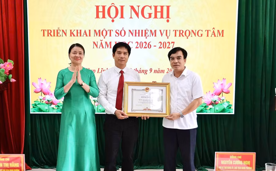 Ông Nguyễn Cương Nghị, Chủ tịch UBND phường Hạp Lĩnh trao Bằng khen của Chủ tịch UBND thành phố cho tập thể Trường THCS Khắc Niệm (cũ).