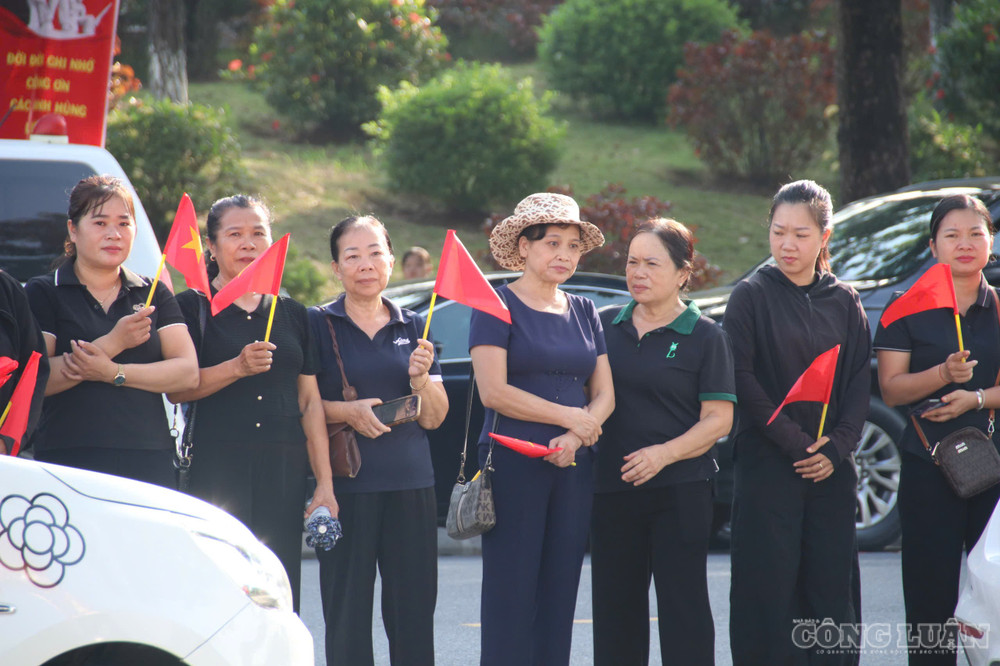 Người dân có mặt để tiễn biệt các liệt sĩ. Ảnh Đức Toàn clo_br_anh-ls4.jpg
