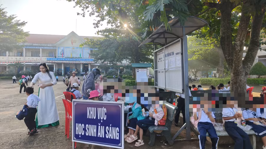 Phân hiệu 2 Trường Tiểu học và THCS Nguyễn Trường Tộ bố trí khu vực học sinh ăn sáng.