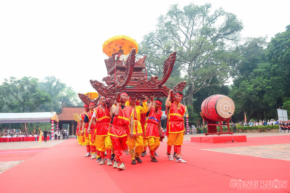 Nghi thức rước kiệu Đức vua Lê Thái Tổ, kiệu Trung Túc vương Lê Lai về sân rồng Chính điện Lam Kinh clo_br_1000045694.jpg