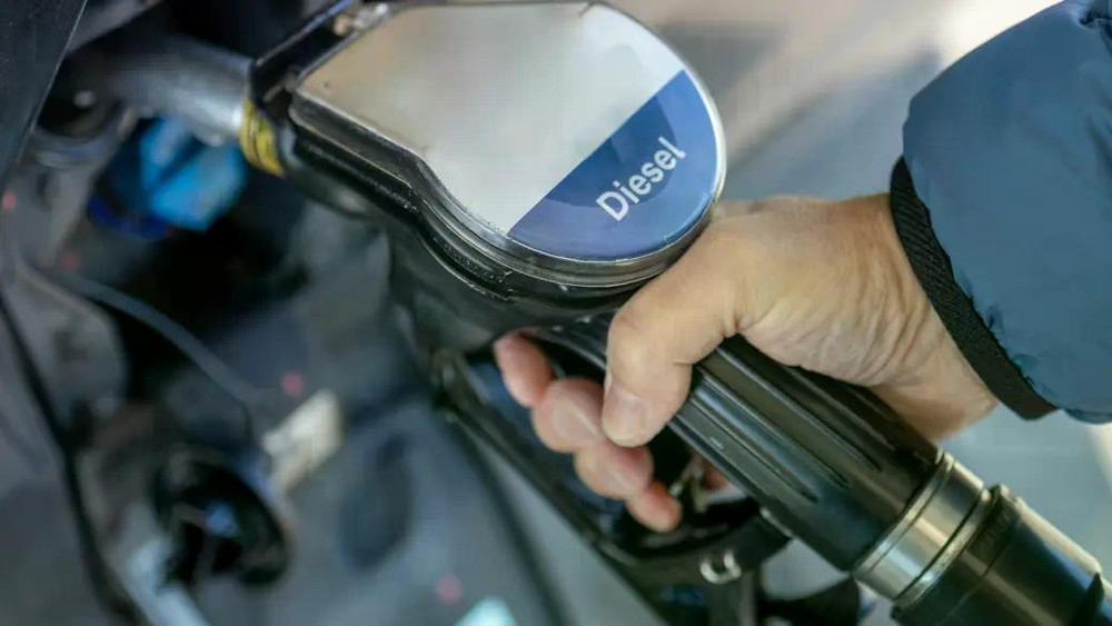 Giá dầu diesel tăng cao đang gây áp lực lạm phát dây chuyền lên ngành logistics, nông nghiệp và đời sống sinh hoạt của người dân EU. Ảnh: Globalnews diesel-vms.jpg