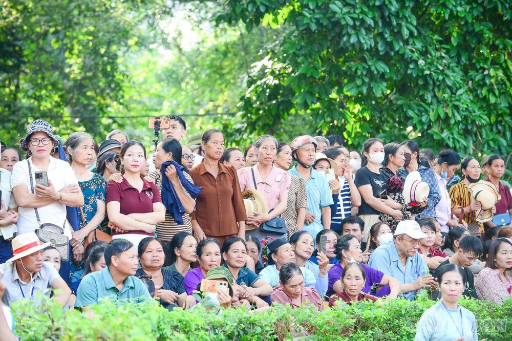 Đông đảo người dân tham dự lễ hội clo_br_1000045700.jpg