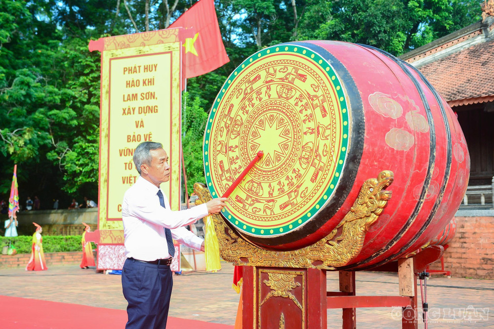 Sau các nghi lễ, Bí thư Tỉnh ủy Lê Đức Thái đã đánh trống khai hội clo_br_1000045707.jpg