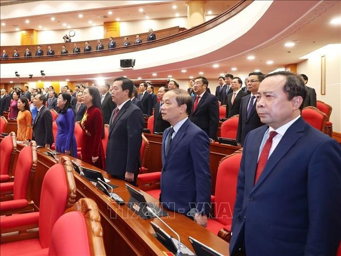 Các đại biểu thực hiện nghi lễ chào cờ. Ảnh: Thống Nhất/TTXVN Các đại biểu thực hiện nghi lễ chào cờ. Ảnh: Thống Nhất/TTXVN