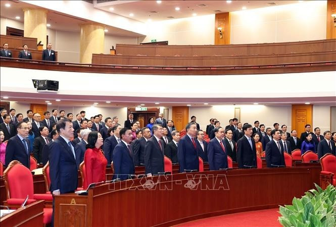 Tổng Bí thư, Chủ tịch nước Tô Lâm và các đại biểu thực hiện nghi lễ chào cờ. Ảnh: Thống Nhất/TTXVN Tổng Bí thư, Chủ tịch nước Tô Lâm và các đại biểu thực hiện nghi lễ chào cờ. Ảnh: Thống Nhất/TTXVN