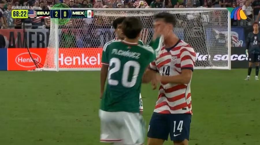 Tuyển thủ Mateo Chavez tát Sebastian Berhalter trong trận Mexico thua Mỹ 0-3 hôm 4/10. Ảnh: Chụp màn hình TV Azteca. mexico.jpg